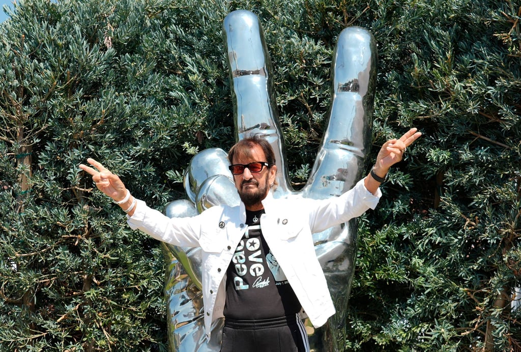 Ringo Starr vor der von ihm gestalteten „Peace and Love“-Statue in seiner Wahlheimat Los Angeles. (Archivfoto)