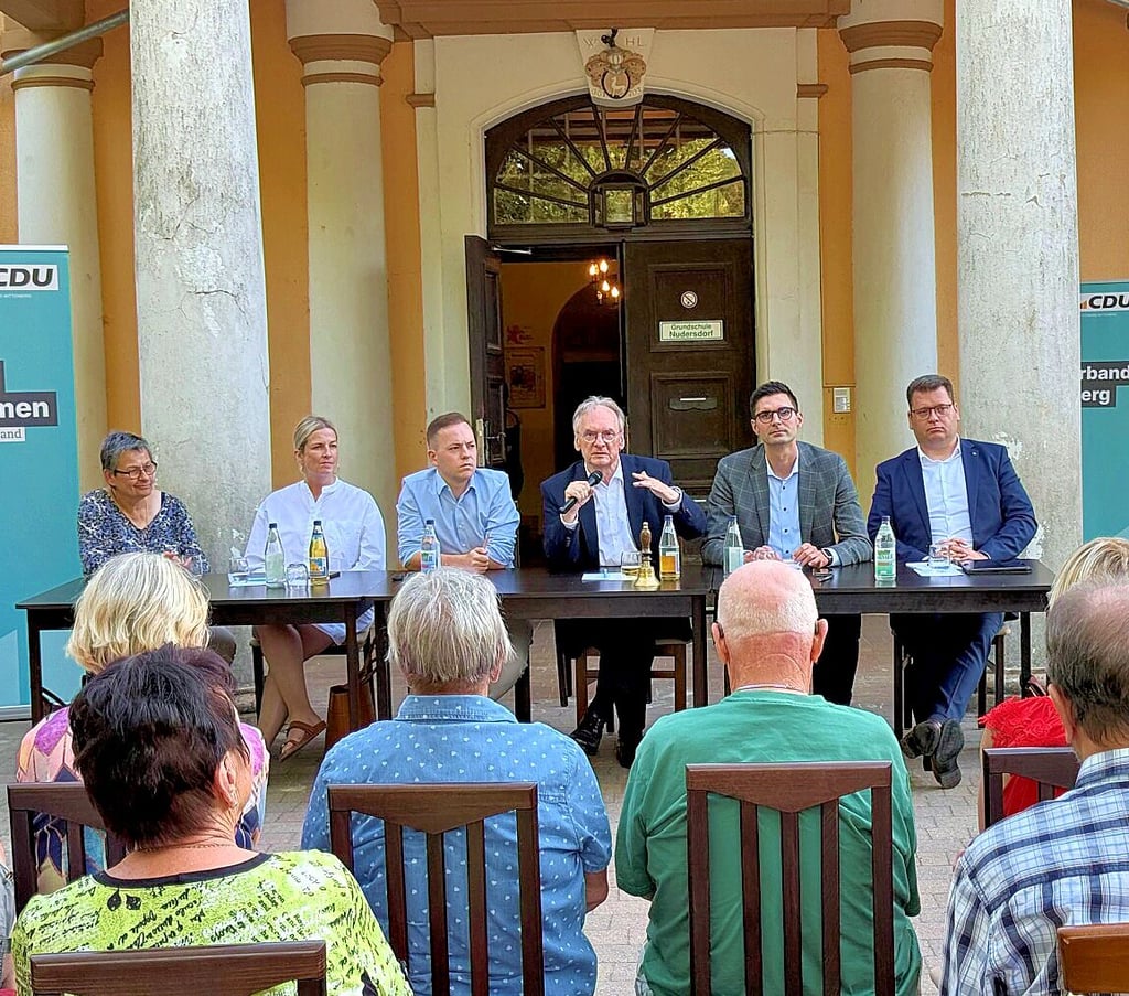 Reiner Haseloff spricht während des CDU-Bürgerdialogs in Nudersdorf.