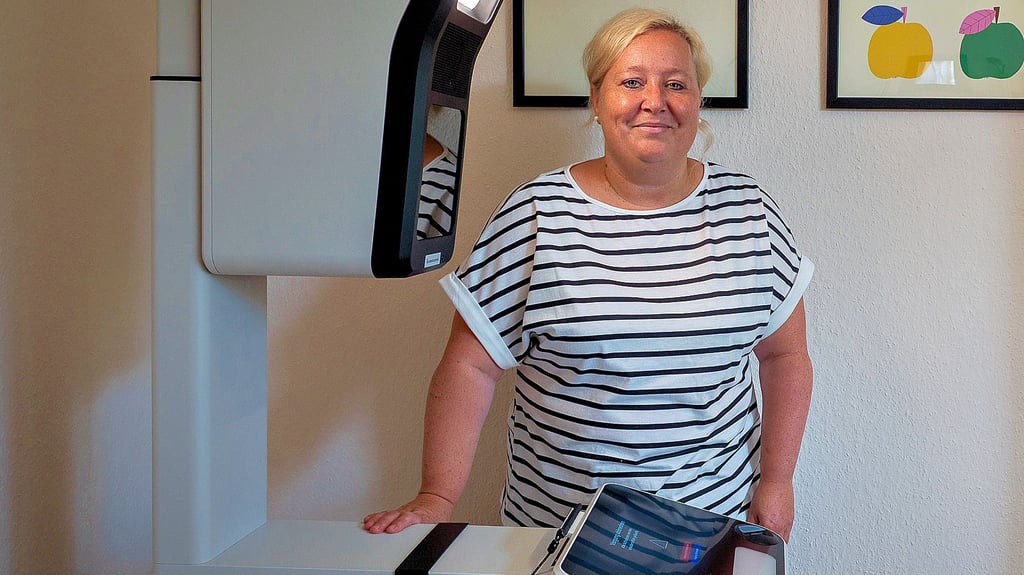 Romy Schneckenhaus ist Sachbearbeiterin in Gommerns Einwohnermeldeamt. Hier können Passfotos mit dem sogenannten Point-ID-Gerät direkt vor Ort angefertigt werden. Die Fotobox ist beim Prozess der Fotoerstellung für die Kunden vollautomatisch und selbsterklärend. Sollten dennnoch Fragen auftauchen, hilft Romy Schneckenhaus gern.