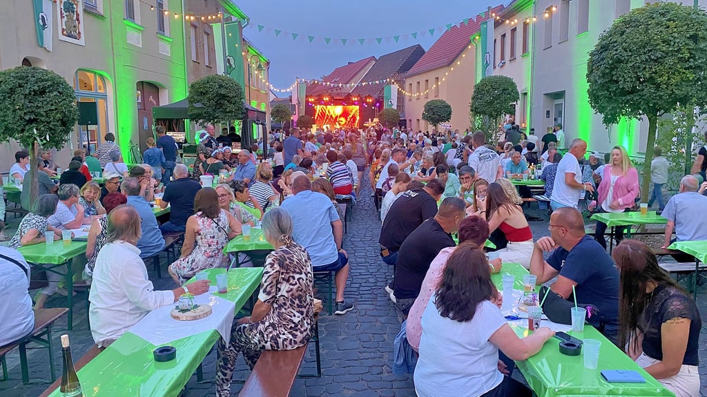 Dies ist nur ein Teil der Gästekulisse vor der Bühne mit der Tanzfläche zum Großen Sommernachtsball anlässlich des 200. Schul – und Heimatfestes in Schweinitz. Viele nutzen den Anlass, um Freunde wiederzutreffen.