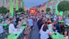 Dies ist nur ein Teil der Gästekulisse vor der Bühne mit der Tanzfläche zum Großen Sommernachtsball anlässlich des 200. Schul – und Heimatfestes   in Schweinitz. Viele nutzen den Anlass, um Freunde wiederzutreffen.