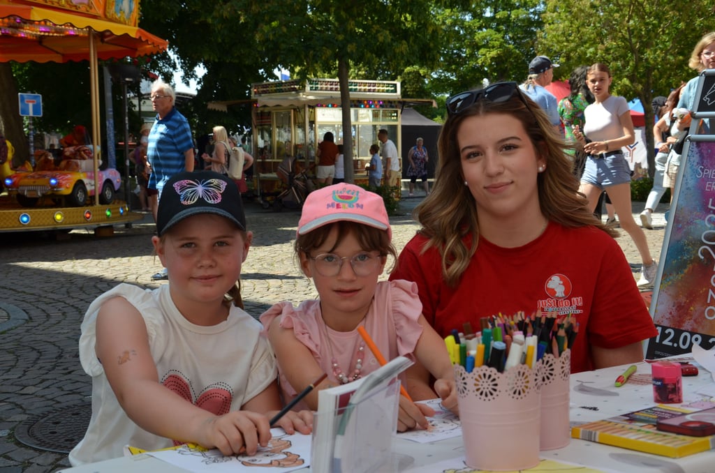 Martha Czuratis (rechts) ist die Vorsitzende des Jugendbeirats. Zusammen mit ihren Mitstreitern war die 15-Jährige unter anderem mit einem Stand beim Salzlandfest vertreten.