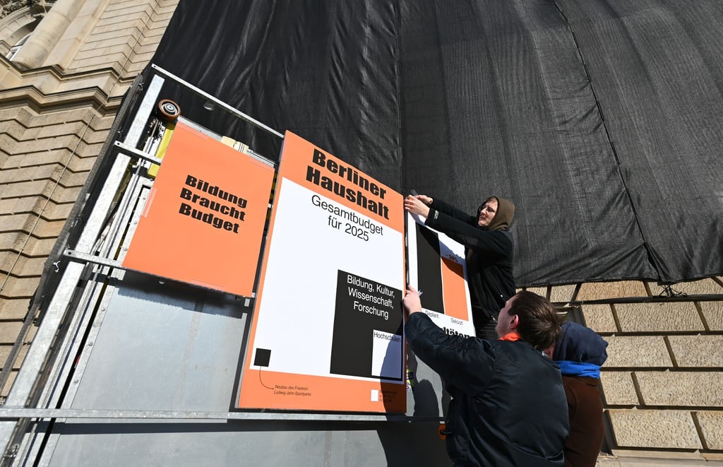Im Februar hatten Studierende der Universität der Künste schon gegen Haushaltskürzungen demonstriert. (Archivbild)