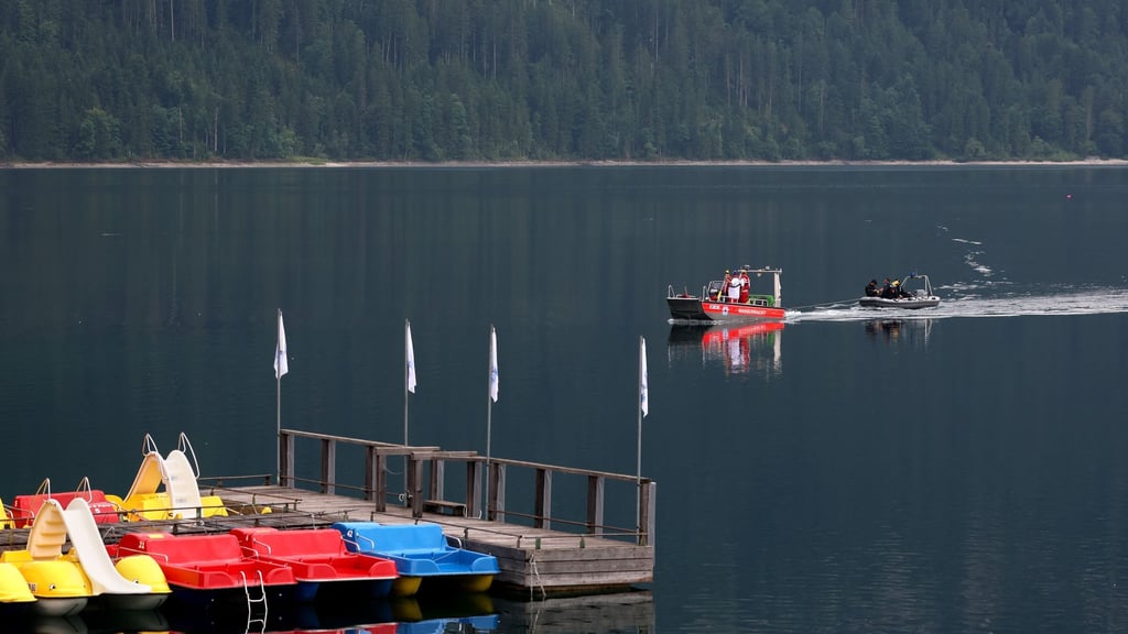 Unfall in Oberbayern: Tretboot-Unglück: Vater und Sohn werden weiter ...