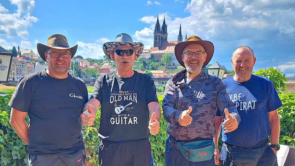 Die Genthiner Spee-Paddler André Zelmanski, Hans Joachim Fuchs, Helmut Höhne, Hans Jürgen Bartsch in Meißen.