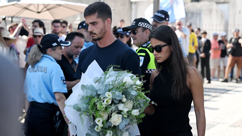 Der portugiesische RB-Leipzig-Spieler Andre Silva und seine Lebensgefährtin Maria Rodrigues nehmen an der Totenwache für Diogo Jota teil. 