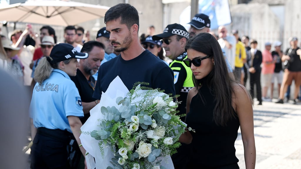 Der portugiesische RB-Leipzig-Spieler Andre Silva und seine Lebensgefährtin Maria Rodrigues nehmen an der Totenwache für Diogo Jota teil.&nbsp;