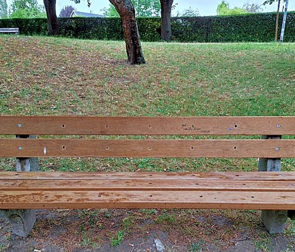 Eine der instandgesetzten Bänke auf der Abenteuerwiese