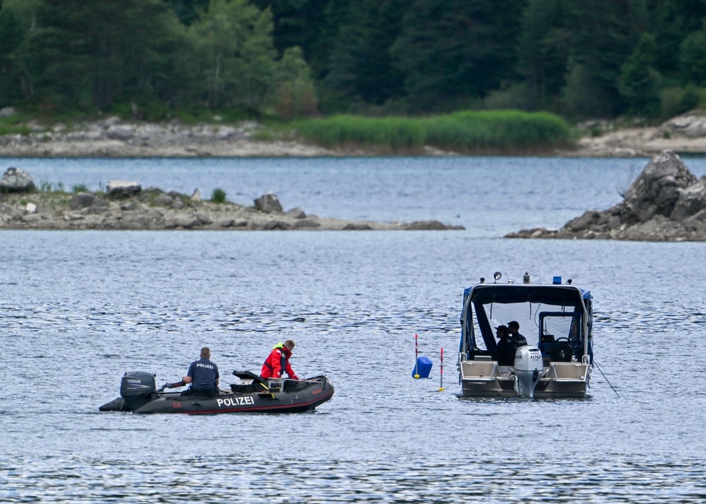 Im Eibsee wird nach einem untergegangenen Vater und seinem Sohn gesucht.