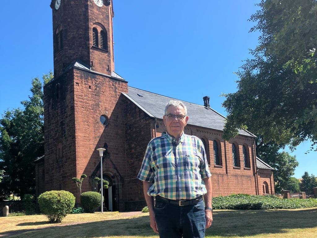 Dieter Preibisch, Ortsbürgermeister von Rothenschirmbach, vor der Autobahnkirche St. Pankratius.