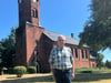 Dieter Preibisch, Ortsbürgermeister von Rothenschirmbach, vor der Autobahnkirche St. Pankratius. 