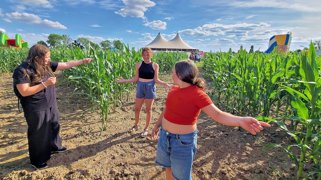 Lucie Krüger, Elaysa Freya Keller und Emmi Blanck (von links) vom Jugendclub Elf rätseln, welchen Weg sie in das Maislabyrinth nehmen.
