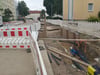 Eine Straße in Magdeburg ist aufgerissen, um Leitungen für Fernwärme und Trinkwasser zu verlegen. Doch es geht nicht voran, weil die Arbeiter fehlen.