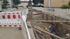 Eine Straße in Magdeburg ist aufgerissen, um Leitungen für Fernwärme und Trinkwasser zu verlegen. Doch es geht nicht voran, weil die Arbeiter fehlen.