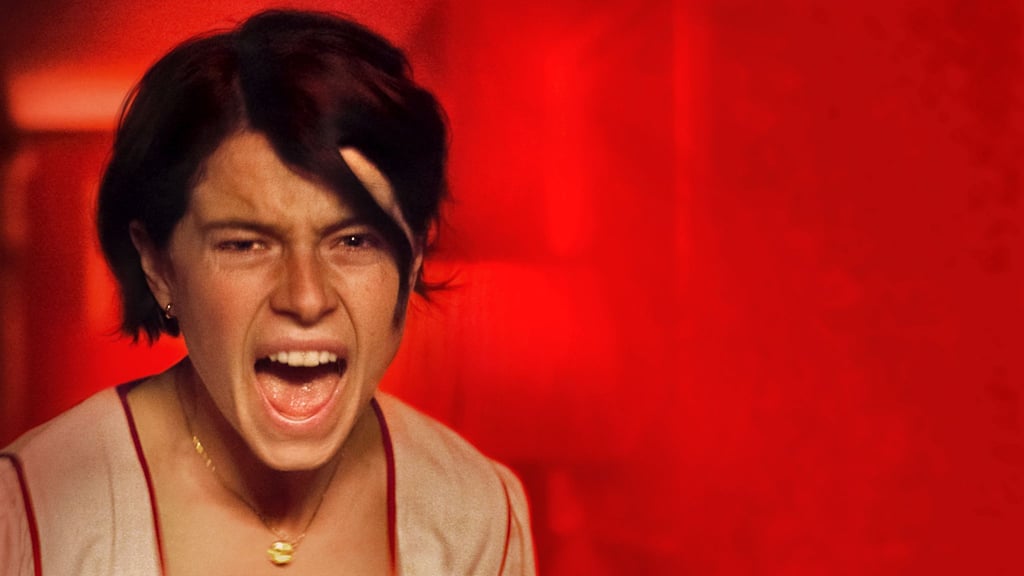 Harper (Jessie Buckley) schlägt zurück.