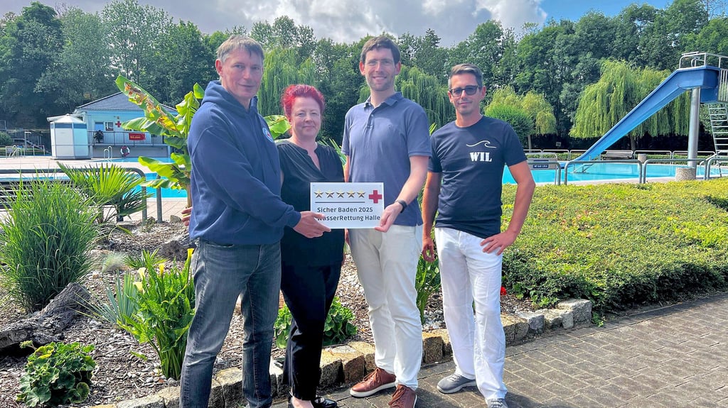 Sven Thomas (v.l.n.r.), Andrea Schönbrodt, Tobias Halfpap und Ricardo Noll freuen sich über die überdurchschnittlich gute Bewertung des Freibades in Landsberg.