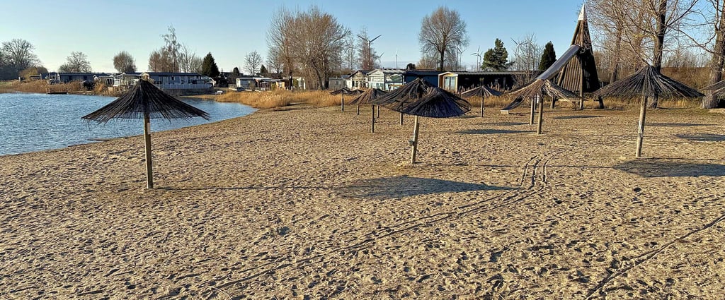 Vergangenes Idyll: Am Schachtsee in Wolmirsleben könnte gebadet werden, wenn die ganze Anlage nicht versiegelt wäre.