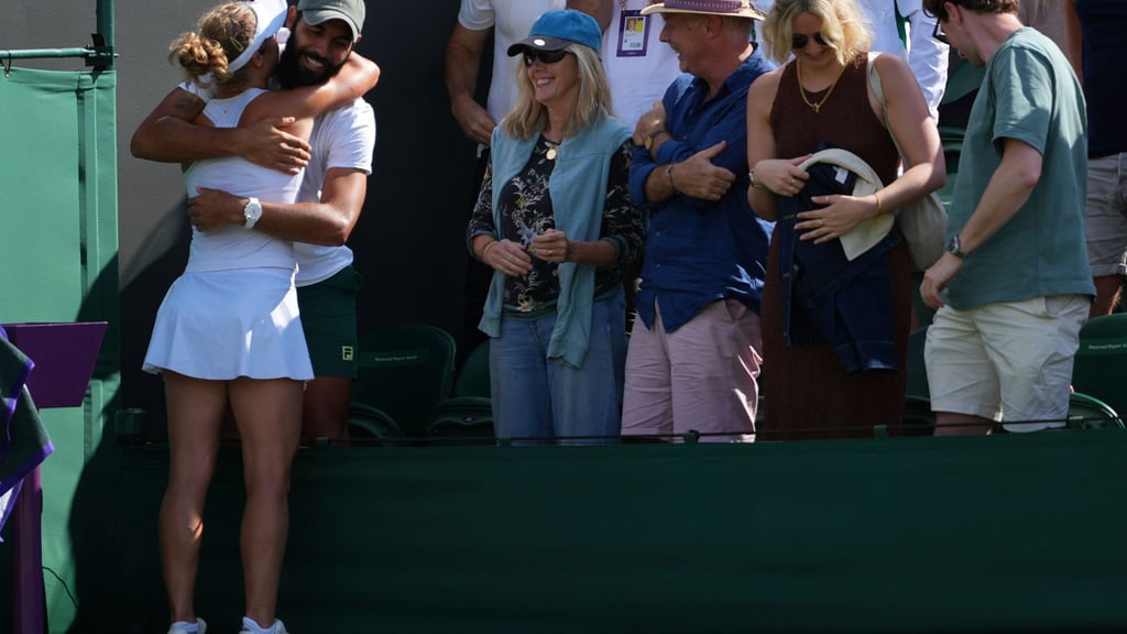 Laura Siegemund umarmt nach ihrem Viertelfinaleinzug ihren Freund und Trainer.