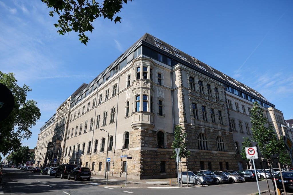Die Fassade des Amtsgerichts ist mit schwarzer Farbe beschmiert worden. (Archivbild)