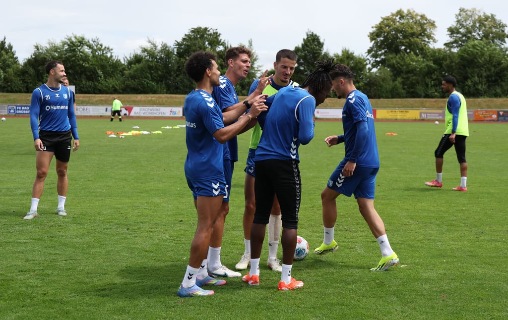 Strafe muss sein, dachten sich die Akteure der Elbestädter und ließen Pierre Nadjombe spaßig etwas leiden.
