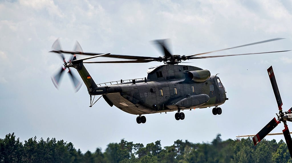 Ein Hubschrauber des Typs CH-53 aus Holzdorf hilft seit Freitagmorgen, den Waldbrand in der Gohrischheide zu bekämpfen.