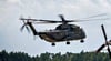 Ein Hubschrauber des Typs CH-53  aus Holzdorf hilft seit Freitagmorgen, den  Waldbrand in der Gohrischheide zu bekämpfen.
