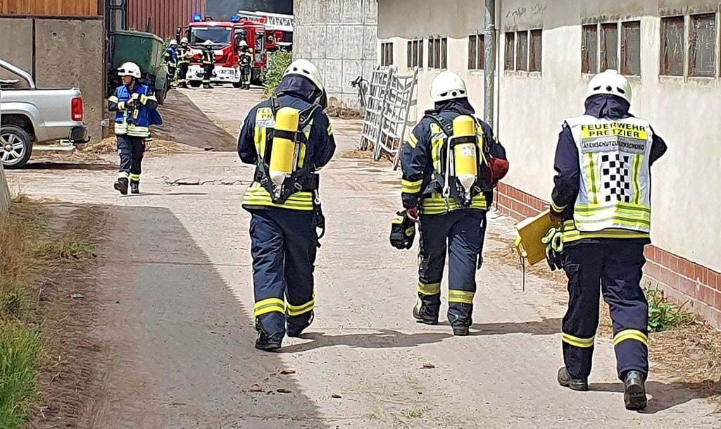 Die Einsatzkräfte rückten mit Atemschutz in das verqualmte Geäude vor.