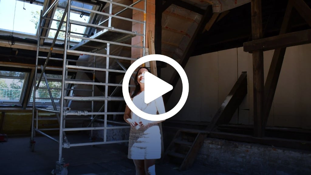 Janine Koska steht im Dachboden des Empfangsgebäudes am Bahnhof Neustadt in Magdeburg. Der bisher schlimmste Bahnhof der Stadt soll umfassend saniert werden. 