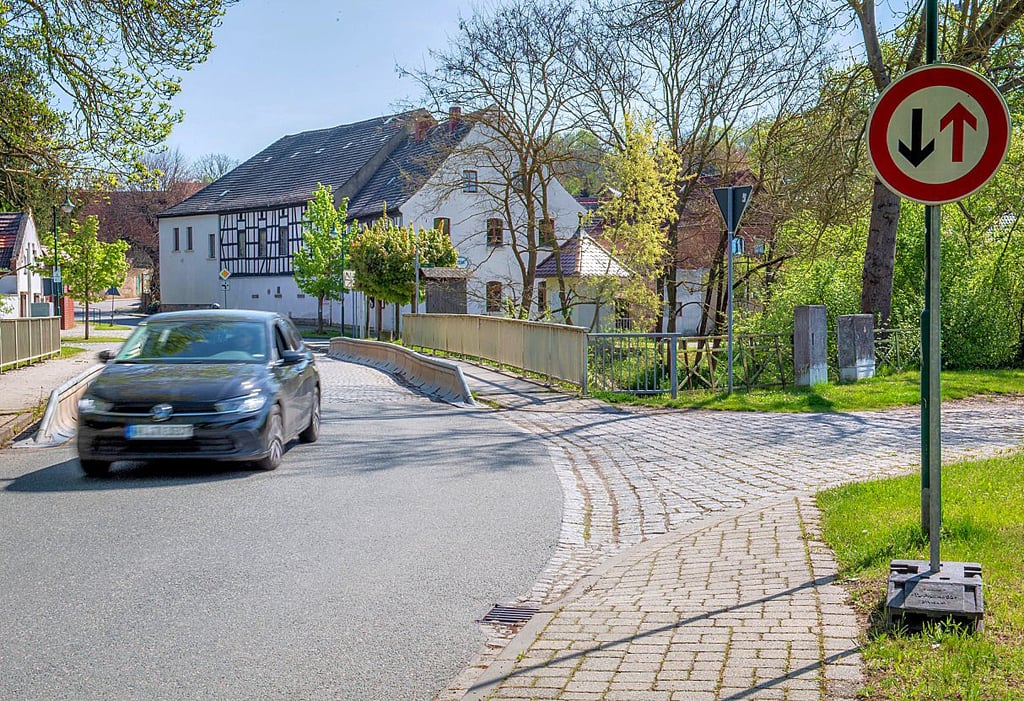 Die marode Brücke, die in Mertendorf über die Wethau führt, soll wie jene über den Flutgraben im kommenden Jahr durch einen Neubau ersetzt werden.