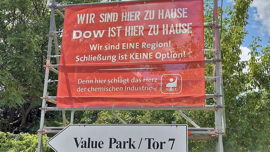 Bereits vor Verkündung der Schließung der Anlage hingen vor dem Eingangstor von Dow in Schkopau Plakate wie dieses.