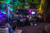 Fans verfolgen gespannt das Public Viewing der Frauen-EM 2025 in Magdeburg – Fußballfieber unter freiem Himmel garantiert.