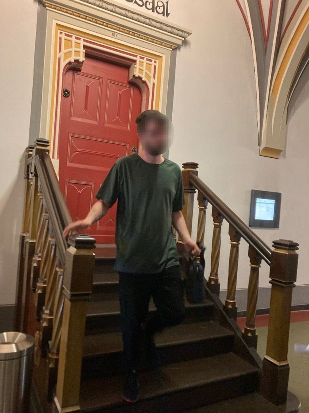 Der 34-jährige Angeklagte aus Halle: Er soll etliche Mädchen kontaktiert und sie manipuliert haben, um an Sex-Aufnahmen zu gelangen.