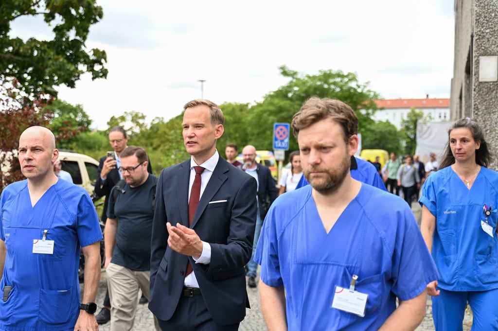 Hendrik Streeck (3. von rechts) mit Ärzten des Berliner Vivantes Klinikums am Urban - einem zentralen Krankenhaus, in das auch viele Drogenopfer kommen.