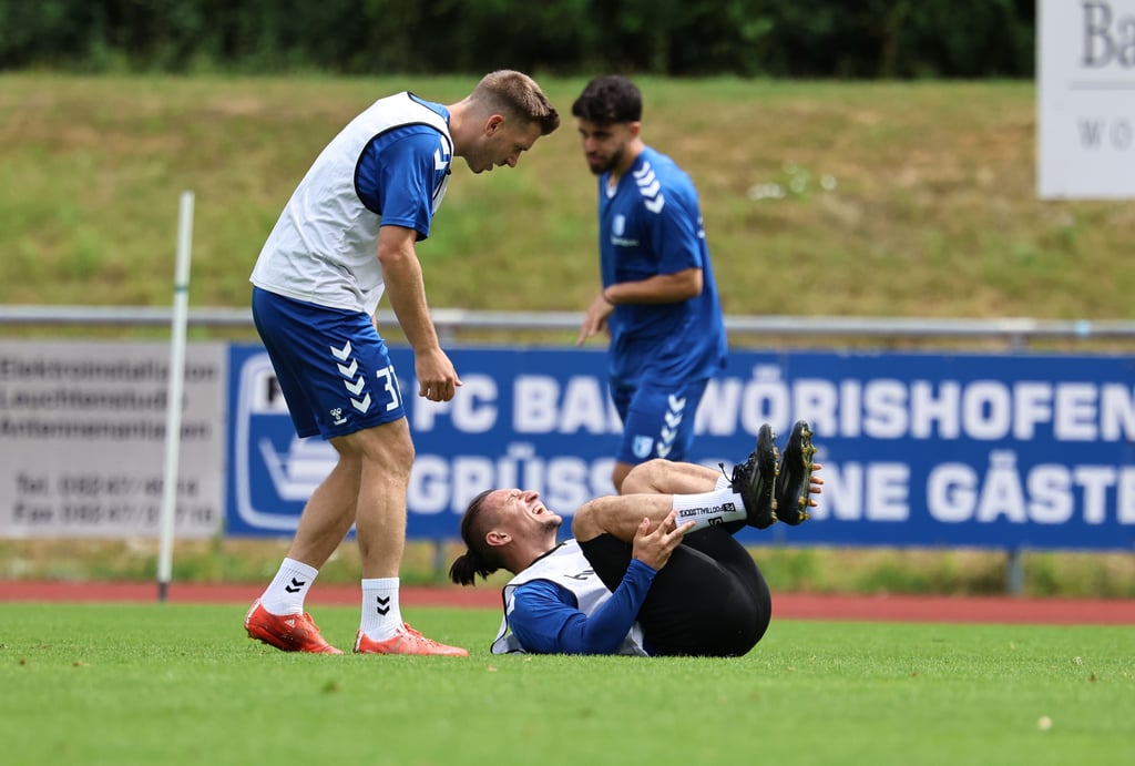 Baris Atik ging mit schmerzverzerrtem Gesicht zu Boden, konnte aber weiter trainieren.