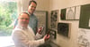  Die Landräte Steve Kanitz (vorn) und Steffen Burchhard bei der Übergabe des Feuersteindolches an das Genthiner Museum.