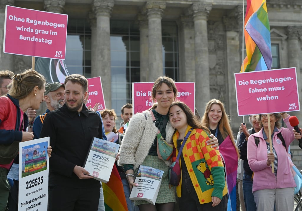 Die Initiatorin übergab den Aufruf nun an Abgeordnete von Grünen und Linke.