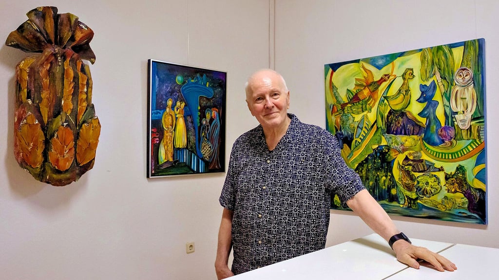 Dieter Stockmann stellt in der „Schkön-Art-Galerie“ im Dorfgemeinschaftshaus in Schköna Bilder, Masken und Keramik aus.