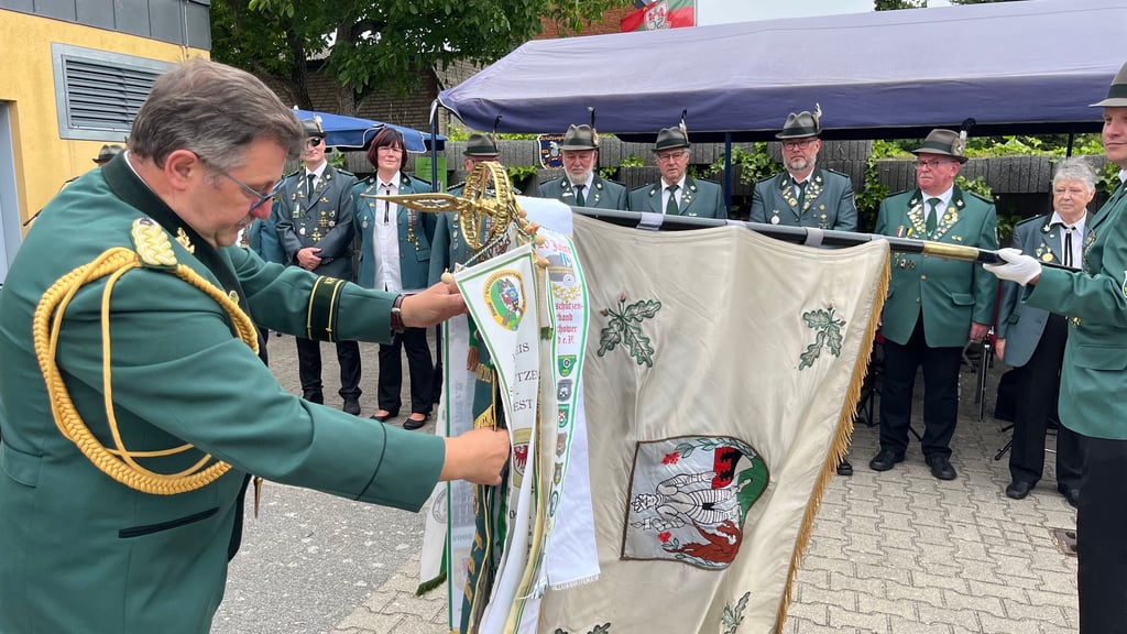 Vom Landesschützenverband gibt es anlässlich des 200-jährigen Bestehens für die Schützengilde zu Jerichow von 1825 eine weitere Fahnenschleife.