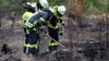 Versteckte Glutnester werden die Feuerwehrleute noch einige Tage nach dem Waldbrand auf der Saalfelder Höhe beschäftigen.