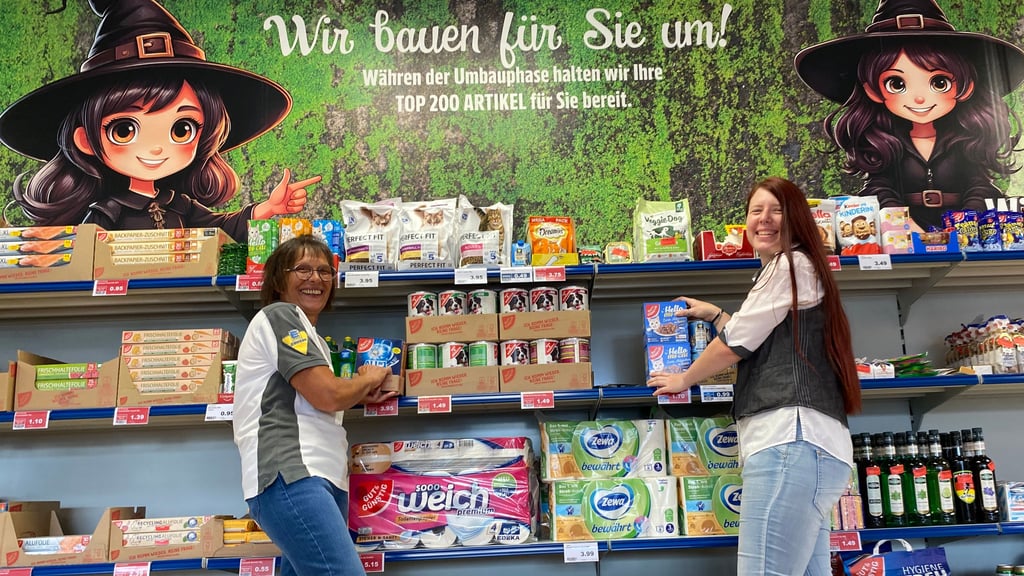 Während der Bauphase gibt es für die E-Center-Kunden in Wernigerode einen Mini-Markt, den Viola Roßkof (links), Lisa Ciriaco Rodriguez und ihre Kollegen betreuen.