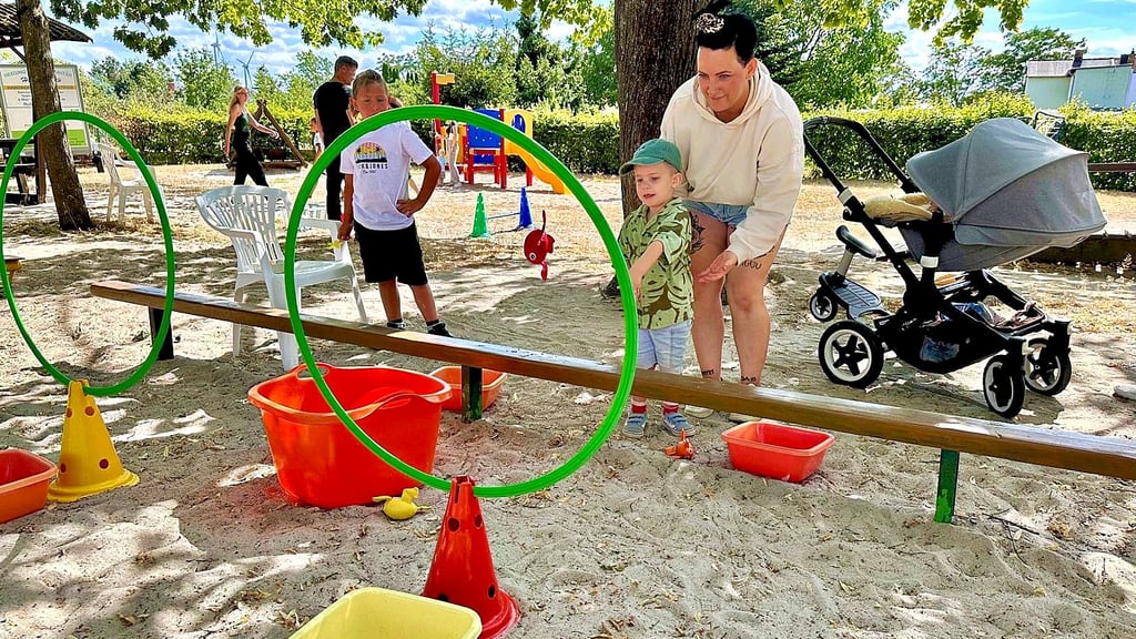 Winni lässt die Frösche fliegen beim Sommerfest der Kindertagesstätte „Zwergenland“ in Zörnigall.