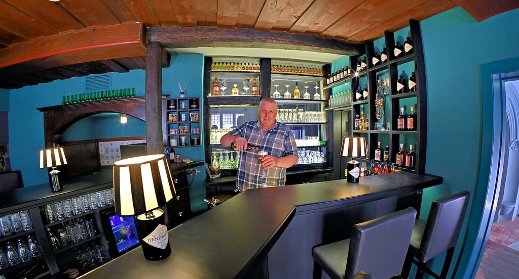 Gönnt sich schon mal ein Bier: Mike Kleps möchte das Lederer wieder zur urigen Kneipe machen.