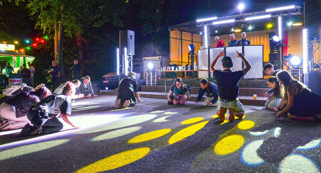 Mit der richtigen Musik steht oder fällt die Stimmung bei Partys. Auch Heimatfeste bieten die Möglichkeit, mit Freunden ausgelassen zu feiern – bis nach Mitternacht, wie hier kürzlich in Rathmannsdorf mit DJ Franky und „We will rock you“.