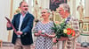 Aus den Händen des Vorsitzenden des Landestourismusverbandes,  Lars-Jörn Zimmer, bekommen Elisabeth und Michael Löderbusch in Groß Ammensleben den Romanikpreis in Gold überreicht. 