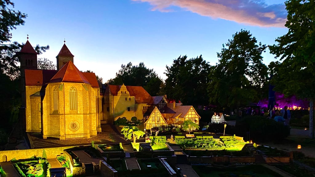 Sobald die Dämmerung einsetzt, startet "Miniaturenpark bei Nacht" - ein Veranstaltungshöhepunkt in Wernigerode.