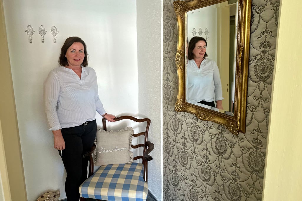 Gundula Illies in einem Zimmer der Burger Villa Krocker. Das historische Flair ist unverkennbar.