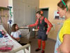 Die fünfjährige Liesbeth mit Fleur und Gloria Glitzer in ihrem Patientenzimmer.