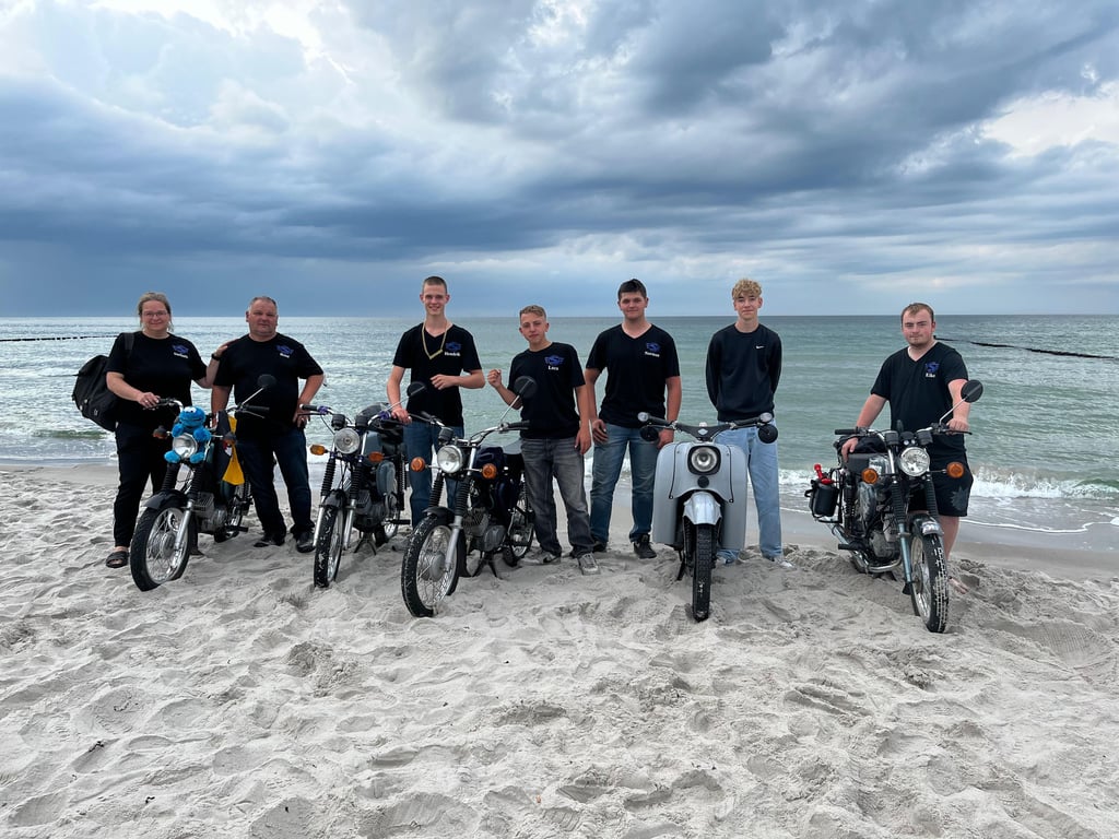 Stefanie (v.l.) und Rene Nußbaum sowie Hendrik Christmann, Luca Schmidt, Norman Nußbaum, Christof Renkwitz und Eike Dockhorn haben mit ihren Zweirädern aus DDR-Zeiten den Ostseestrand erreicht.
