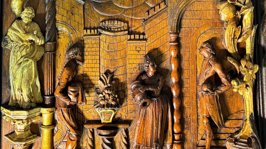 Detail des Reliefs auf der Tür eines Eichenholzschranks aus dem 19. Jahrhundert, der sich im Depot der Burg Falkenstein befand.