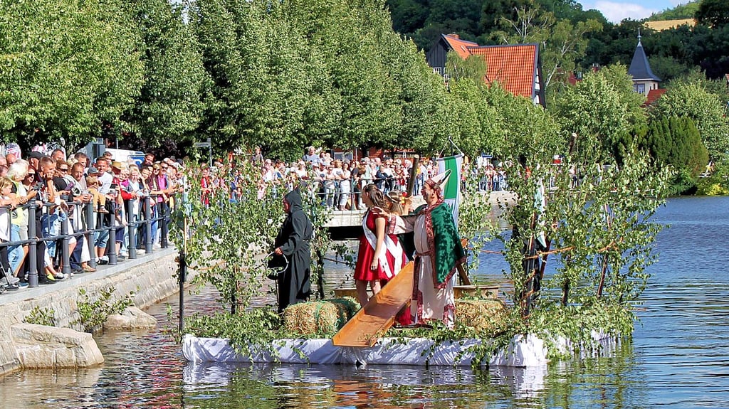 Die Floßfahrt von Bischof Buko ist ein Klassiker des Ilsenburger Forellenfestes.